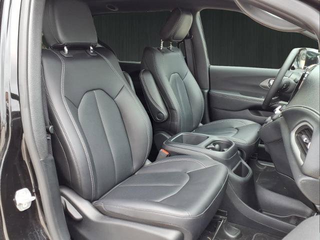 Used 2025 Chrysler Pacifica Select FWD image 14