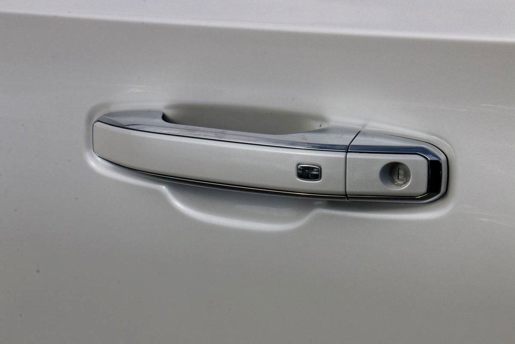 Used 2024 GMC Yukon SLT image 13