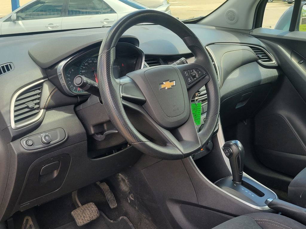 Used 2020 Chevrolet Trax LS FWD image 42