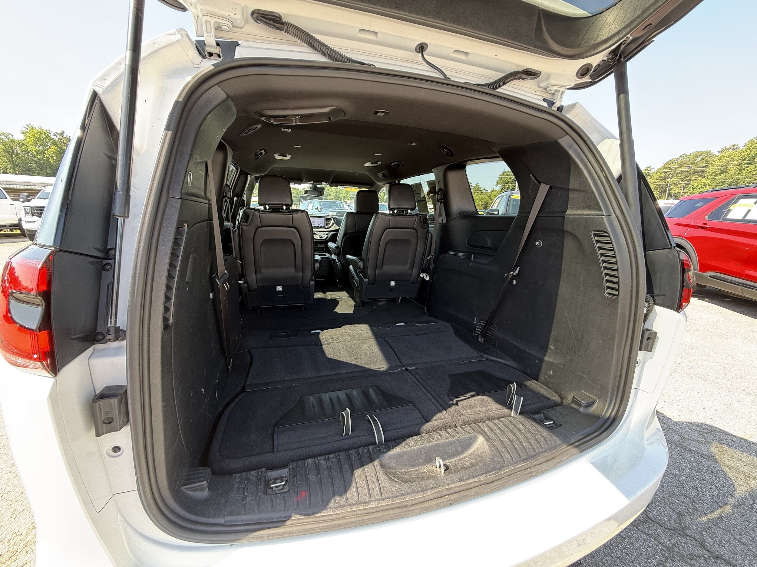 Used 2025 Chrysler Pacifica Select FWD image 28