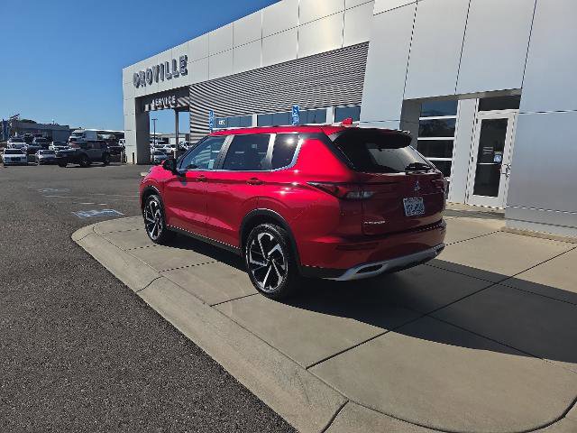 Used 2023 Mitsubishi Outlander SE image 3
