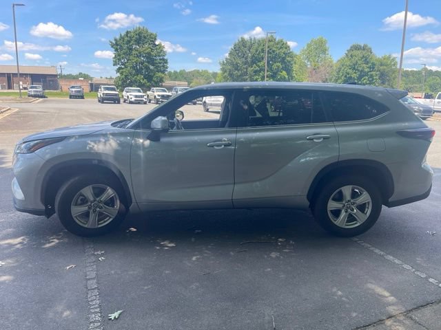 Used 2024 Toyota Highlander LE FWD image 2