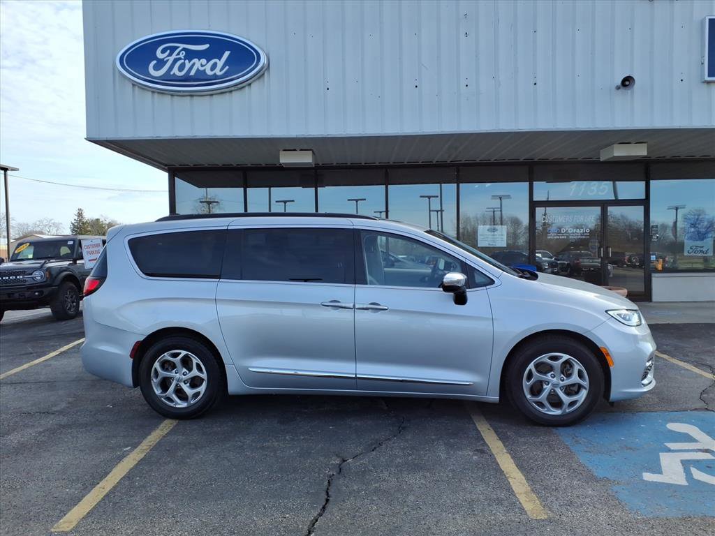 Used 2023 Chrysler Pacifica Limited FWD image 3