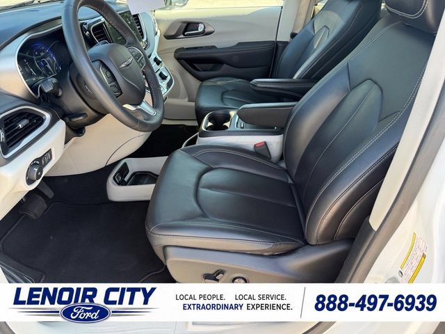 Used 2024 Chrysler Pacifica Touring-L FWD image 10