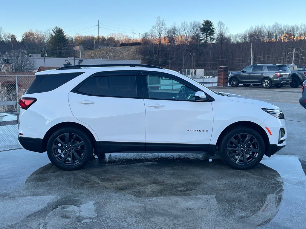 Used 2023 Chevrolet Equinox RS image 2