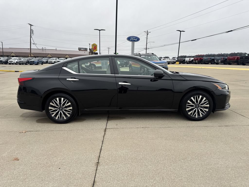 Used 2024 Nissan Altima 2.5 SV image 3