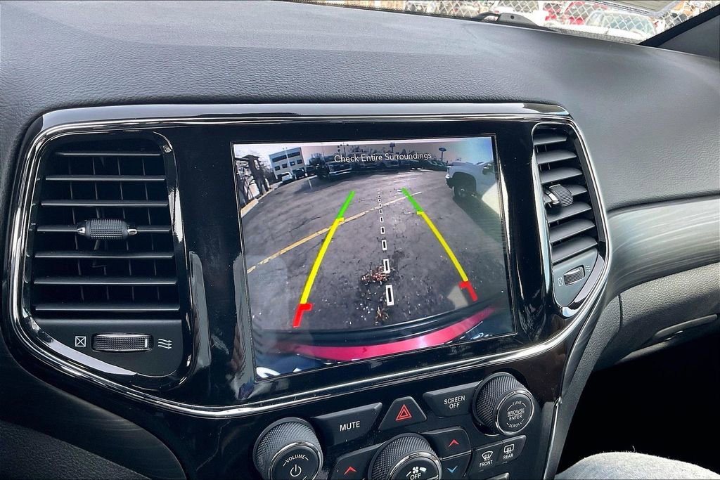 Used 2021 Jeep Grand Cherokee Laredo X image 19