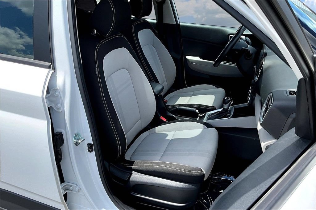 Used 2025 Hyundai Venue SEL FWD image 31