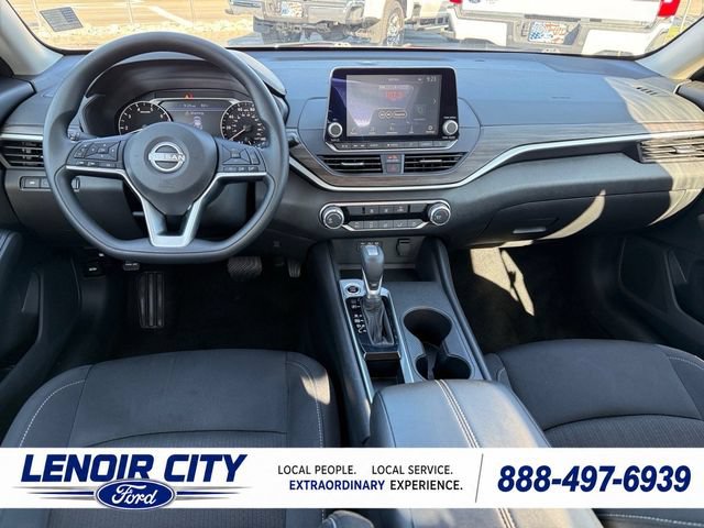 Used 2025 Nissan Altima 2.5 SV FWD image 15