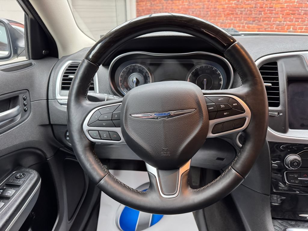 Used 2019 Chrysler 300 Limited RWD image 13