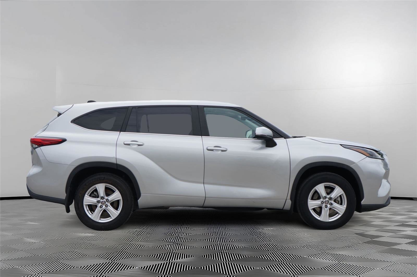 Used 2023 Toyota Highlander LE AWD/4WD image 4