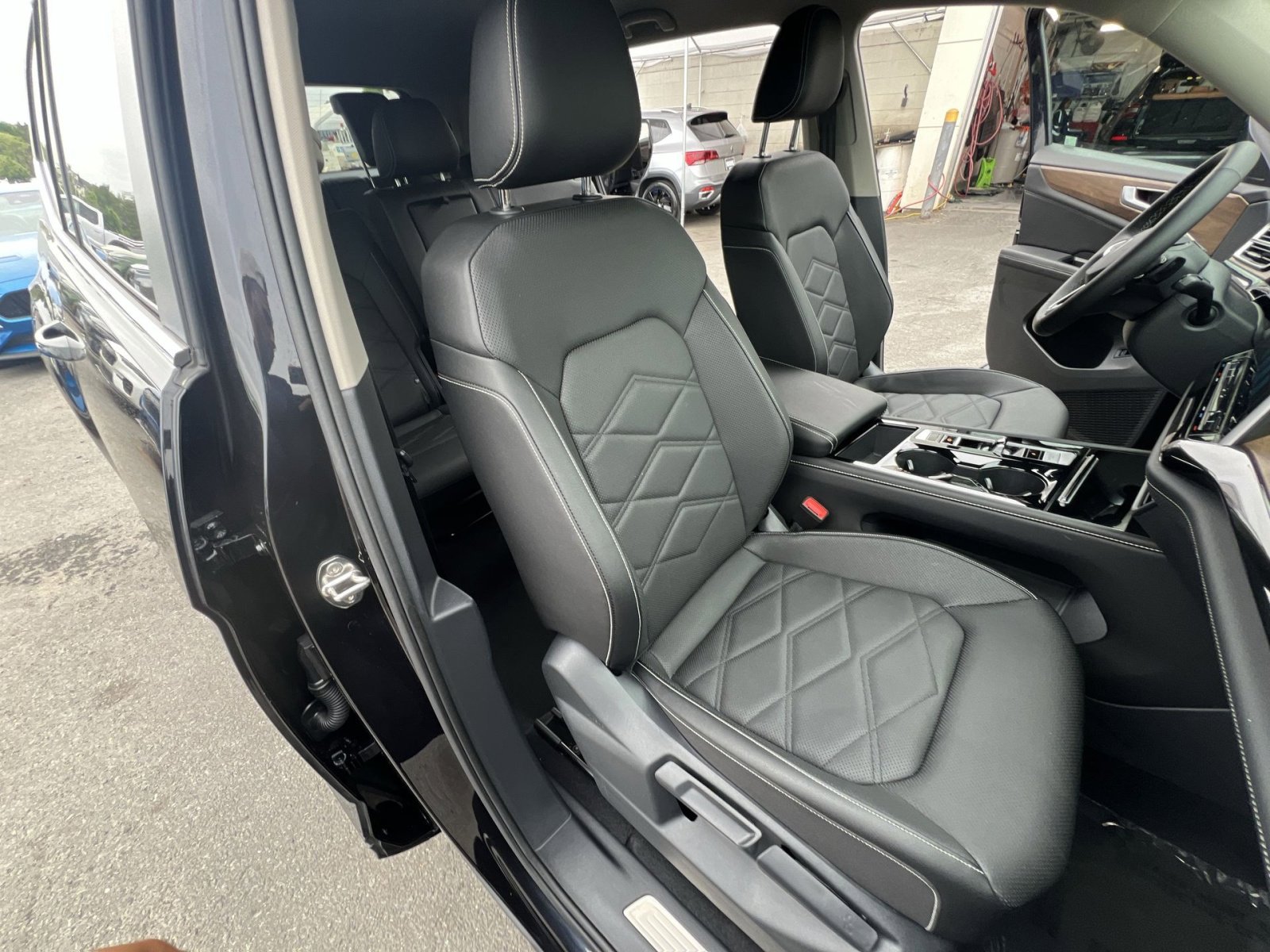 Used 2025 Volkswagen Atlas SE FWD image 34