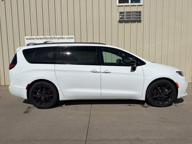 Used 2025 Chrysler Pacifica Limited FWD image 1