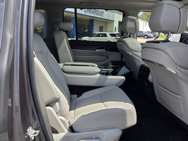 Used 2022 Jeep Grand Wagoneer Series I AWD/4WD image 16