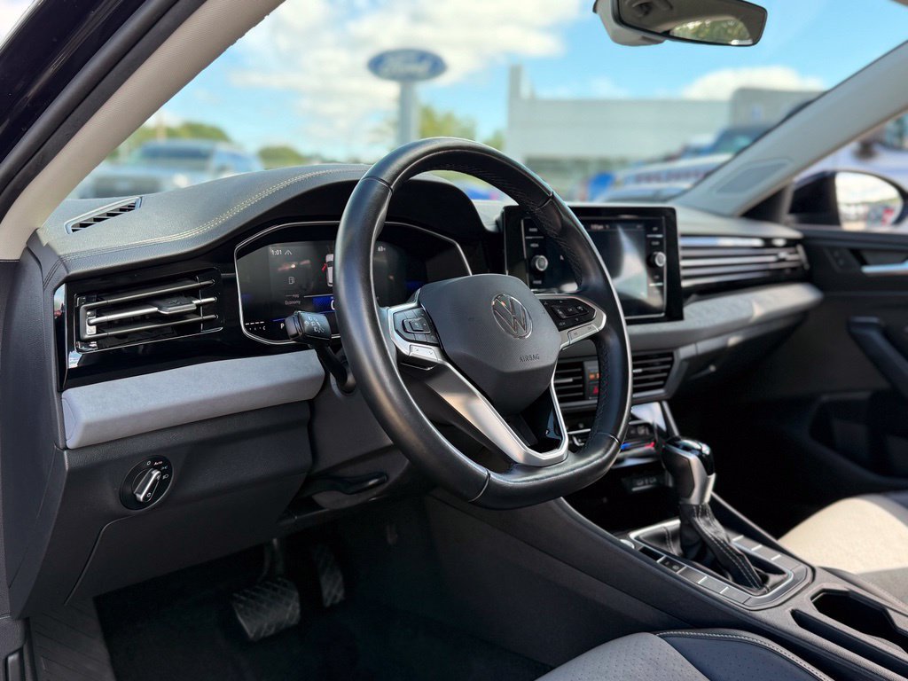 Used 2025 Volkswagen Jetta SE FWD image 10