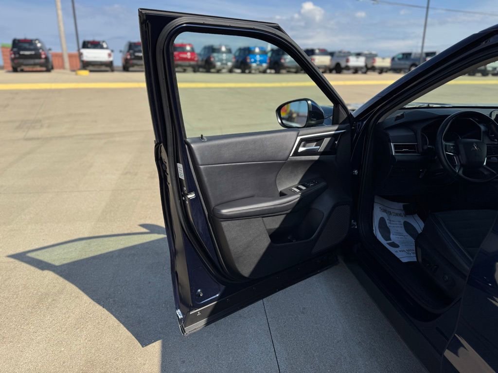 Used 2024 Mitsubishi Outlander SE image 7