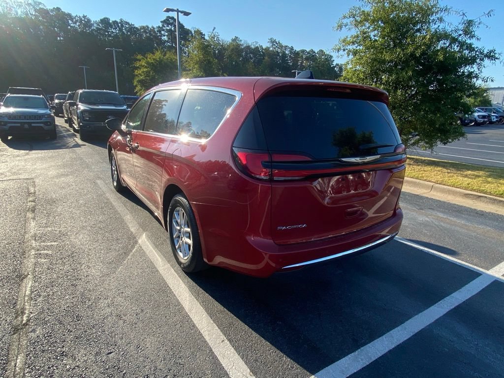 Used 2025 Chrysler Pacifica Select FWD image 5