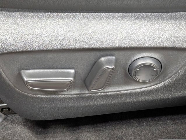Used 2023 Toyota Highlander XLE AWD/4WD image 12