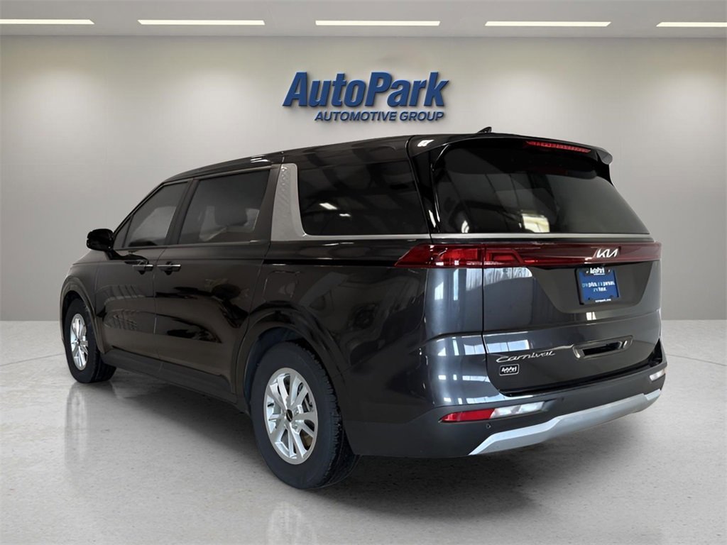 Used 2022 Kia Carnival LX image 3