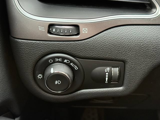 Used 2019 Jeep Cherokee Latitude w/ Popular Appearance Group FWD image 20