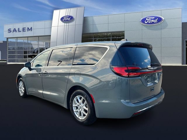 Used 2023 Chrysler Pacifica Touring-L FWD image 4