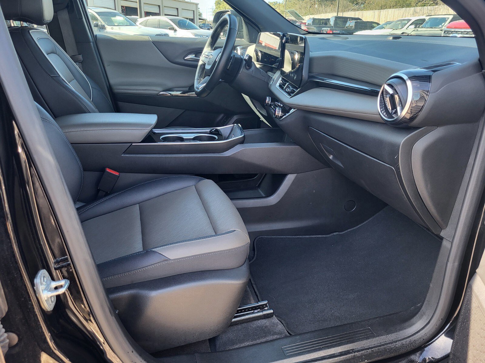 Used 2025 Chevrolet Equinox LT w/ Convenience Package II image 12