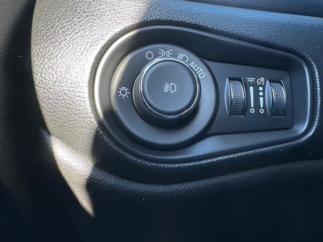 Used 2020 Jeep Renegade Latitude w/ Cold Weather Group image 24