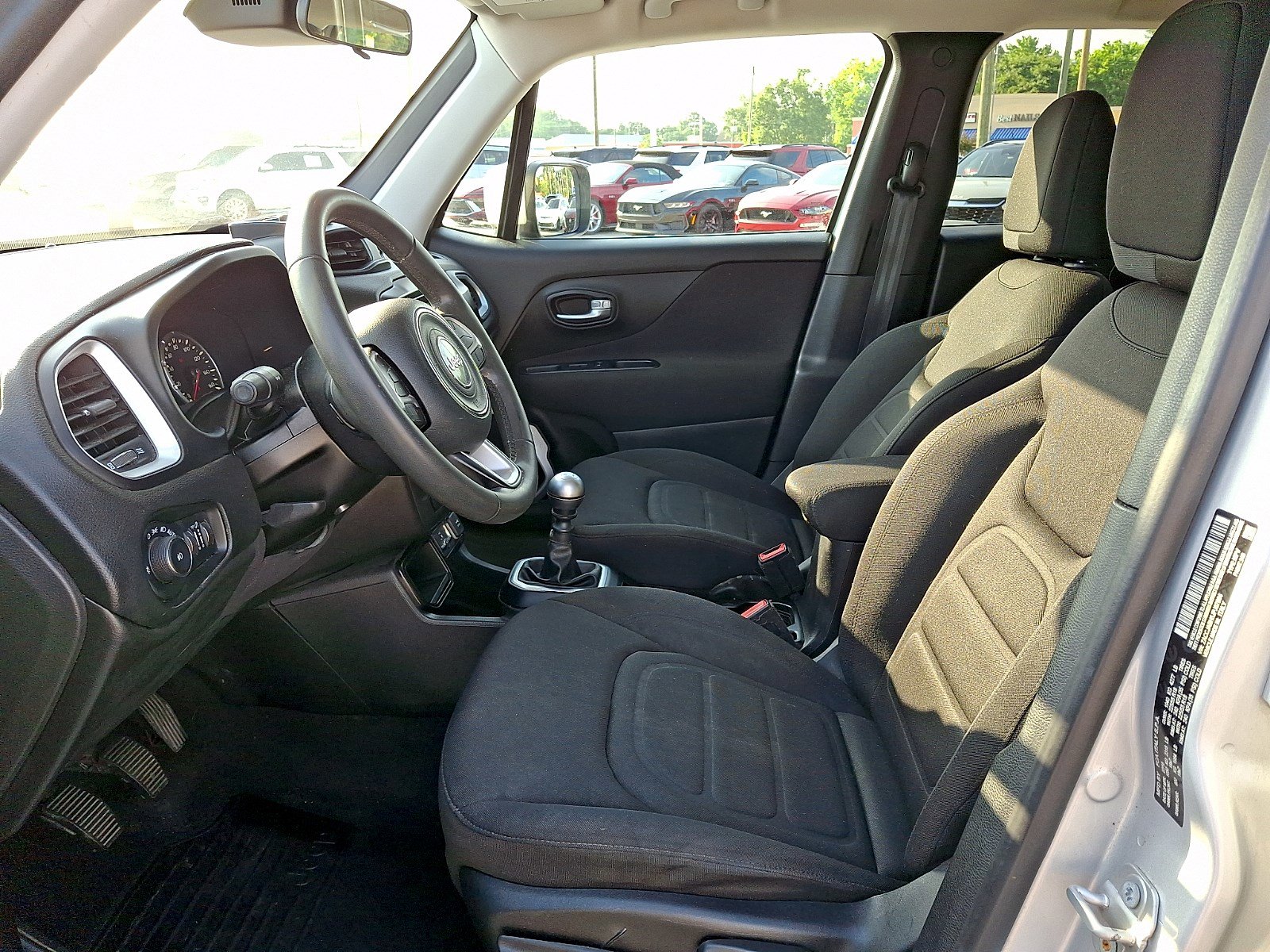 Used 2018 Jeep Renegade Latitude FWD image 11