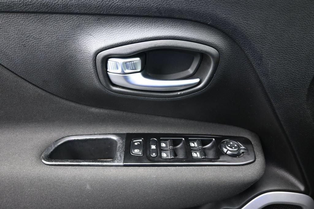 Used 2021 Jeep Renegade Latitude w/ Luxury Group I AWD/4WD image 17