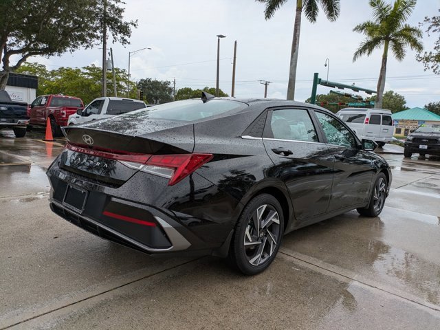 Used 2025 Hyundai Elantra SEL image 4