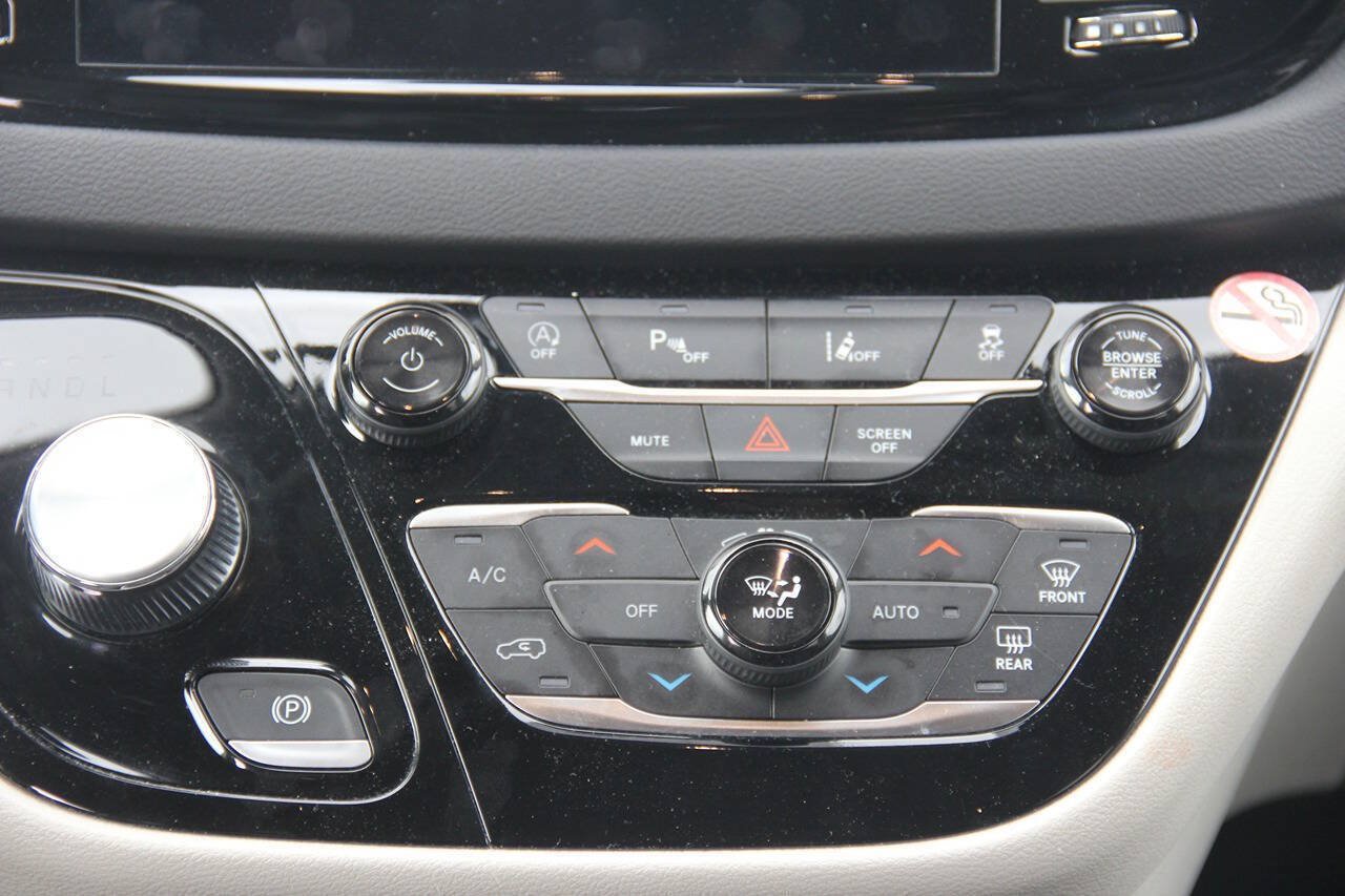 Used 2024 Chrysler Pacifica Touring-L FWD image 24