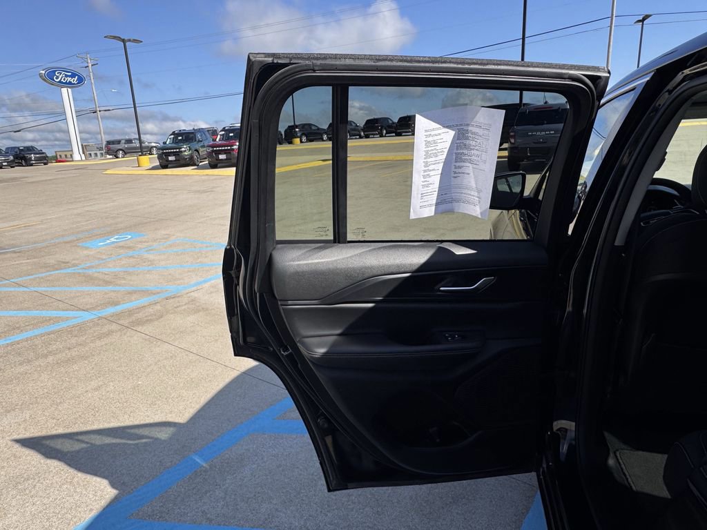 Used 2023 Jeep Grand Cherokee Laredo image 28