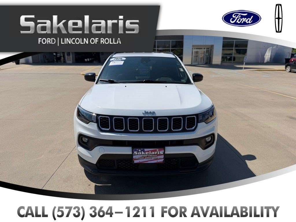Used 2025 Jeep Compass Latitude AWD/4WD image 2