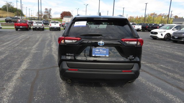 Used 2020 Toyota RAV4 LE image 4