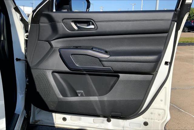 Used 2023 Nissan Pathfinder SL w/ Lighting Package (N92) image 22