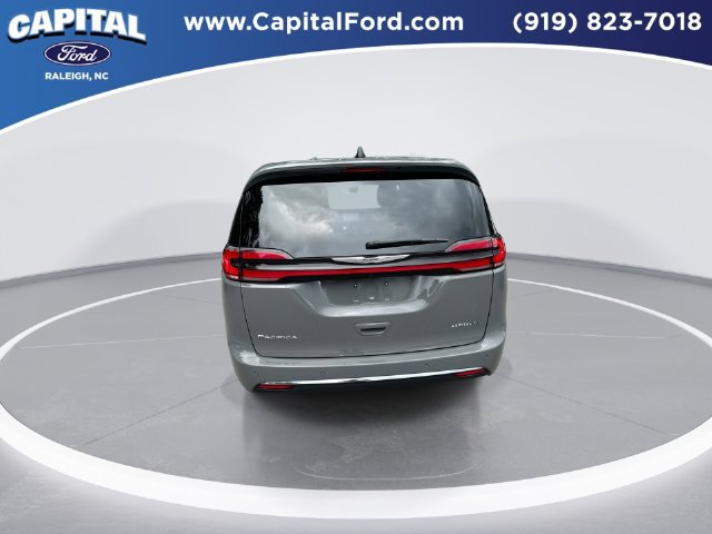Used 2025 Chrysler Pacifica Select FWD image 7
