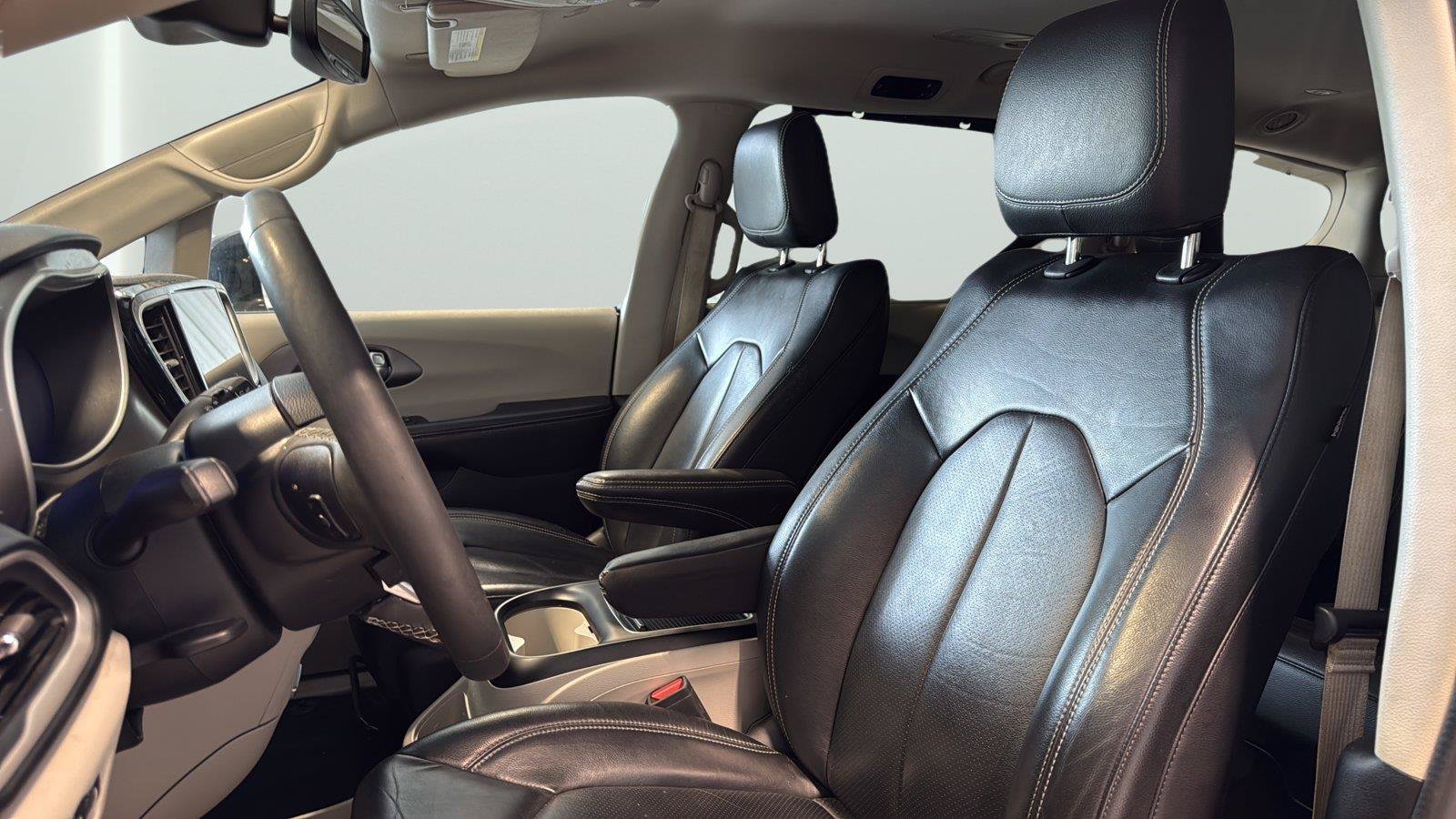 Used 2022 Chrysler Pacifica Touring-L FWD image 11
