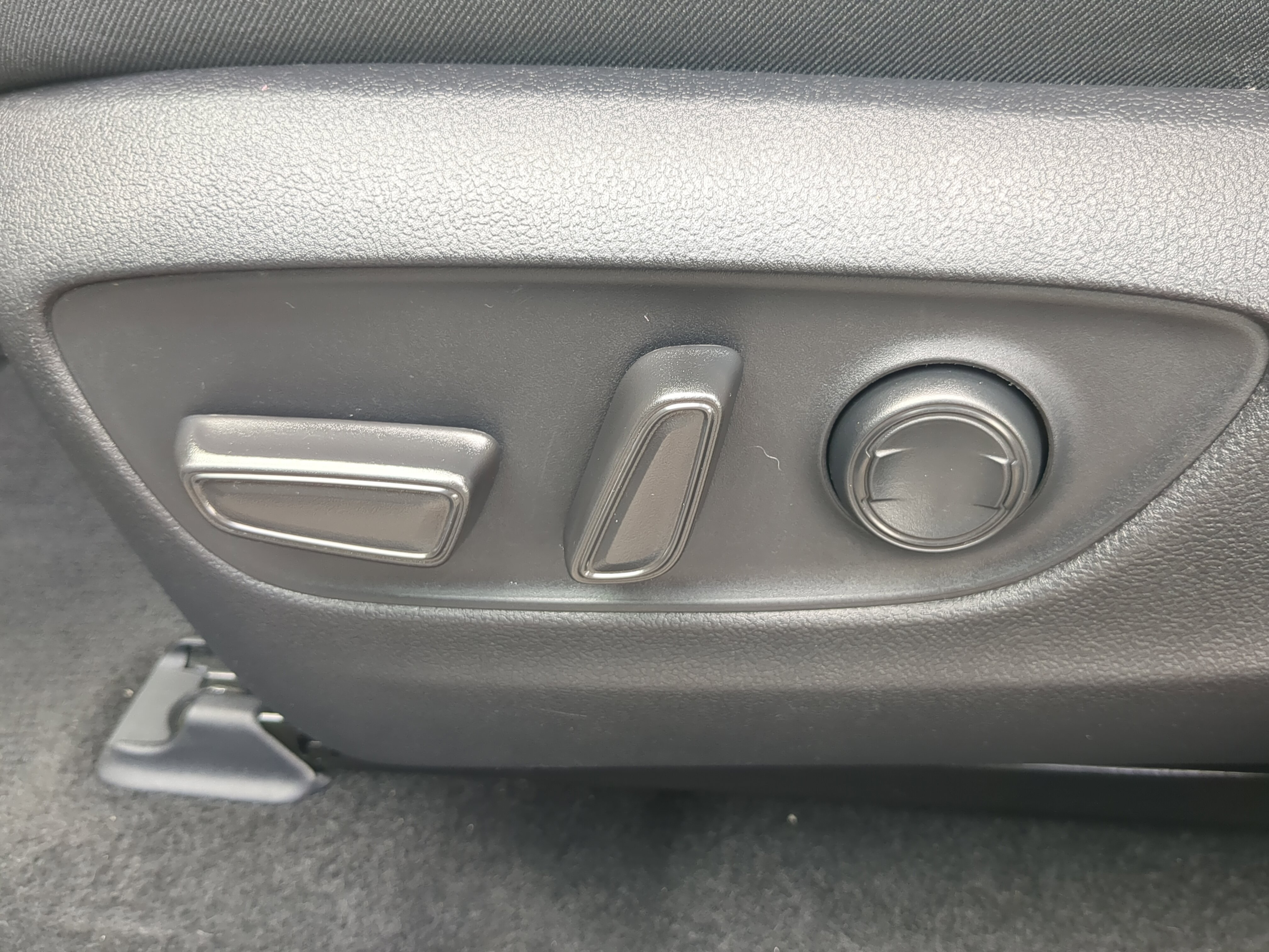 Used 2021 Toyota RAV4 XLE w/ Convenience Package FWD image 28