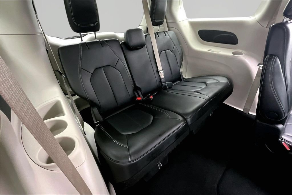 Used 2023 Chrysler Pacifica Touring-L FWD image 28