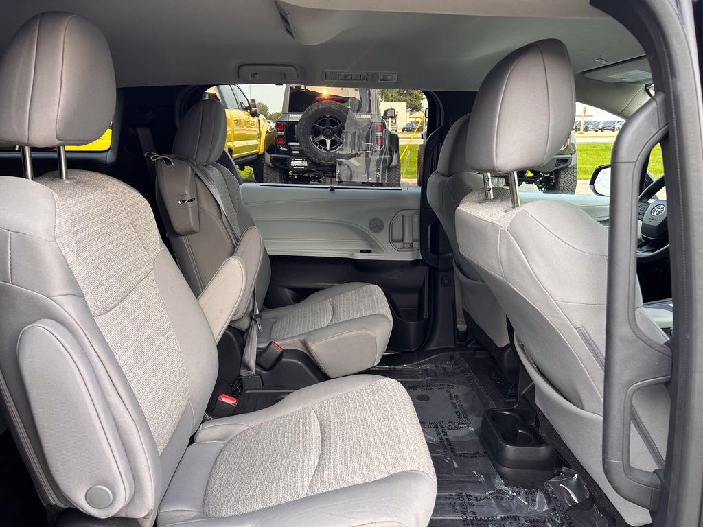 Used 2025 Toyota Sienna LE FWD image 19
