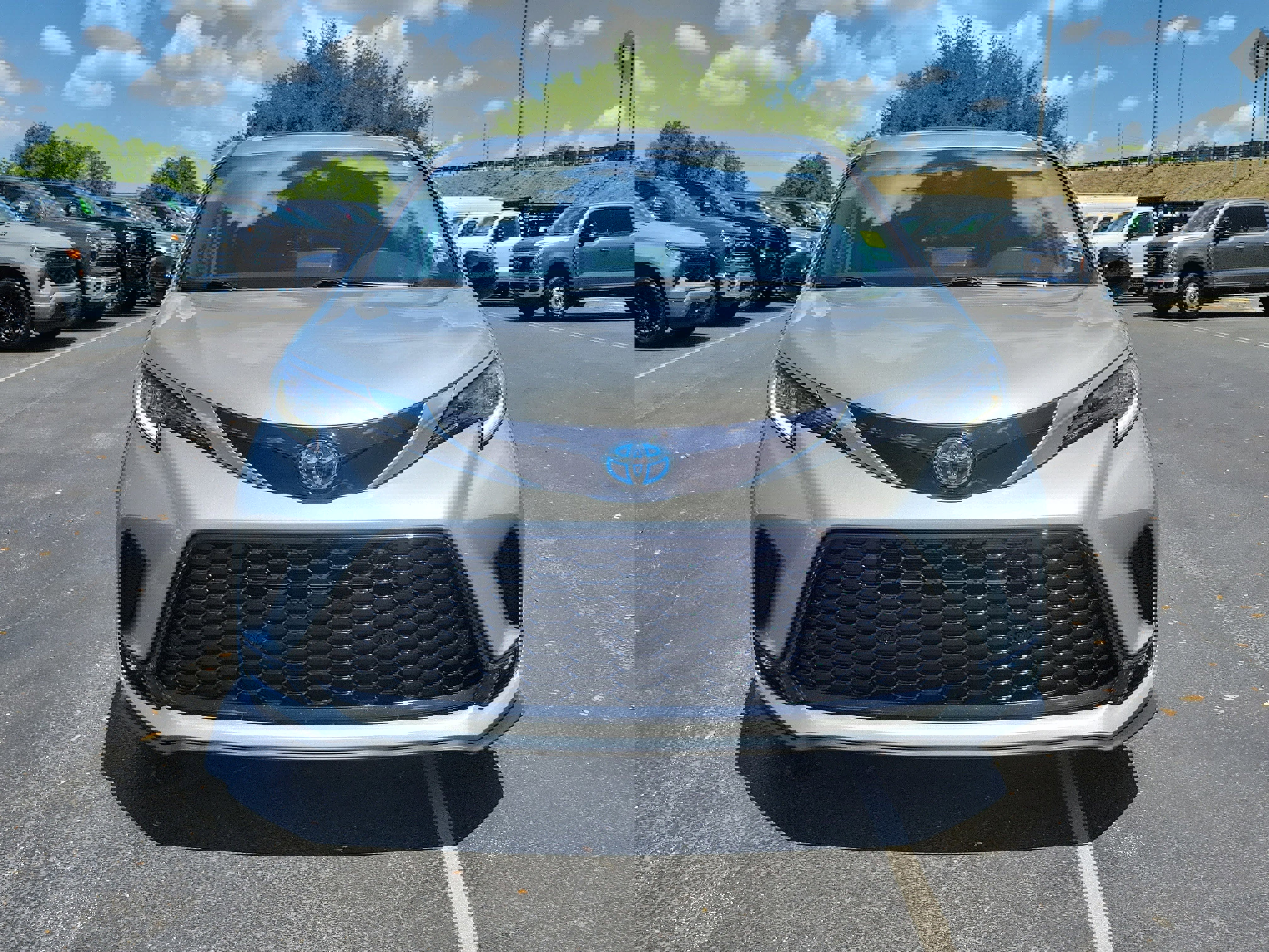 Used 2024 Toyota Sienna XSE w/ XSE Plus Package AWD/4WD image 5