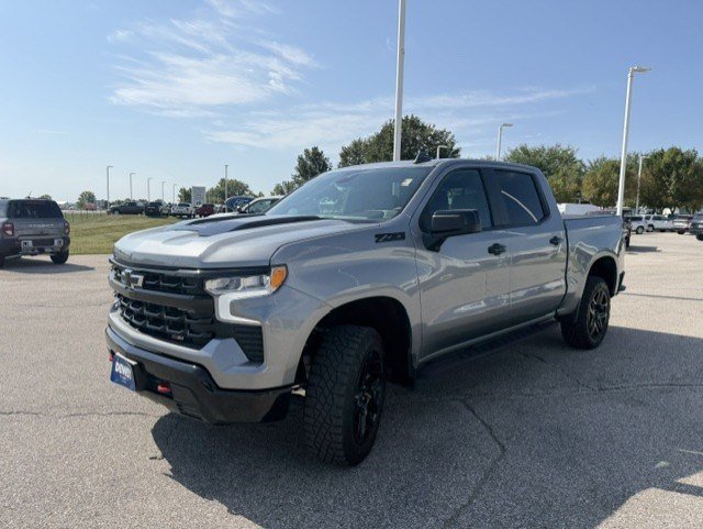 Used 2024 Chevrolet Silverado 1500 LT Trail Boss w/ Convenience Package II AWD/4WD image 3