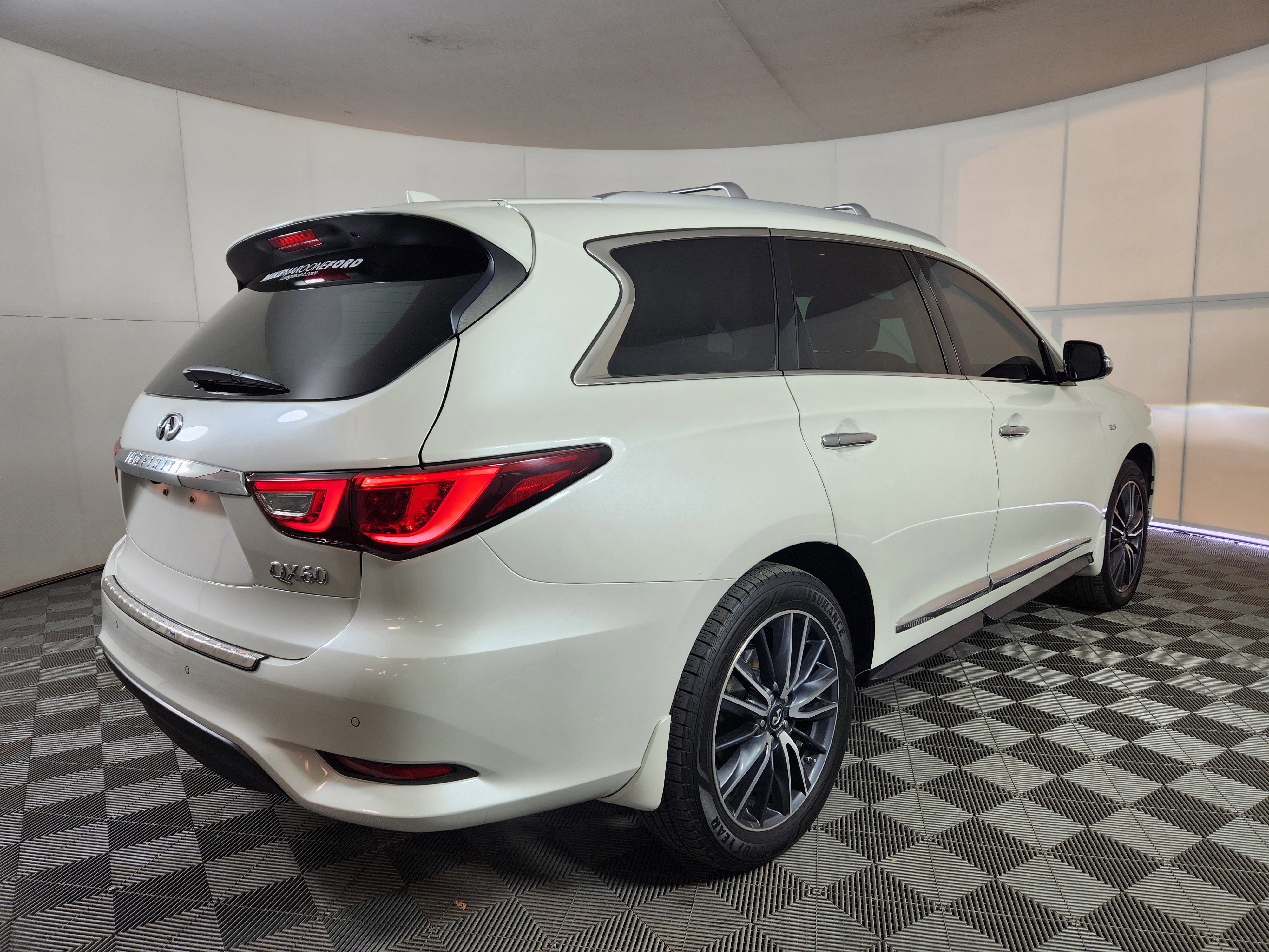 Used 2017 INFINITI QX60 Luxe w/ Deluxe Technology Package image 5