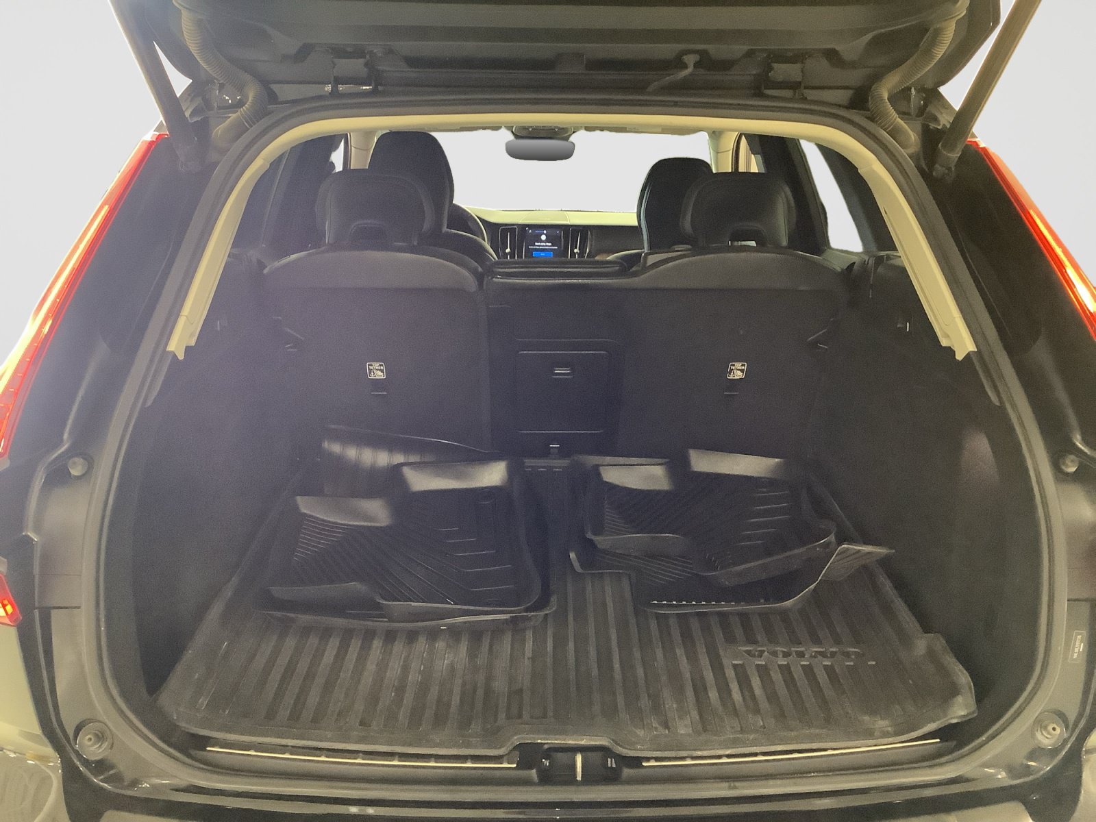 Used 2024 Volvo XC60 B5 Plus w/ Protection Package Premier AWD/4WD image 17