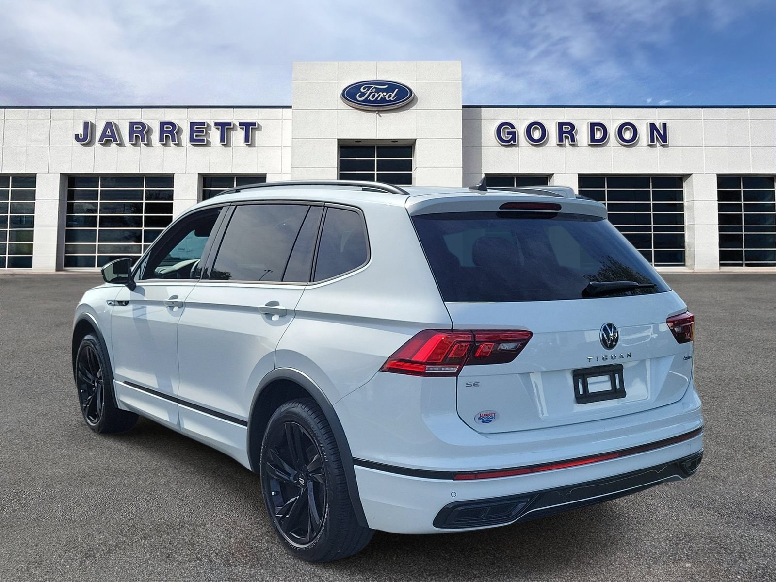 Used 2024 Volkswagen Tiguan SE R-Line AWD/4WD image 3