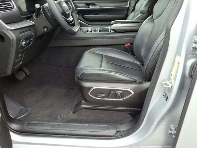 Used 2024 Jeep Wagoneer L Series II w/ Flexible Seating Group AWD/4WD image 16