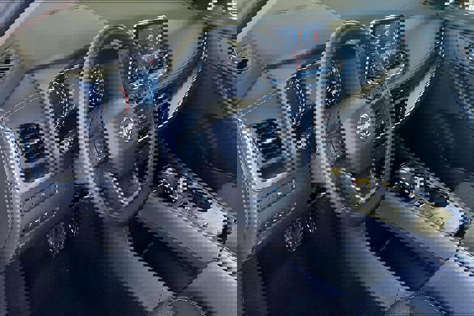 Used 2025 Nissan Rogue SV image 15