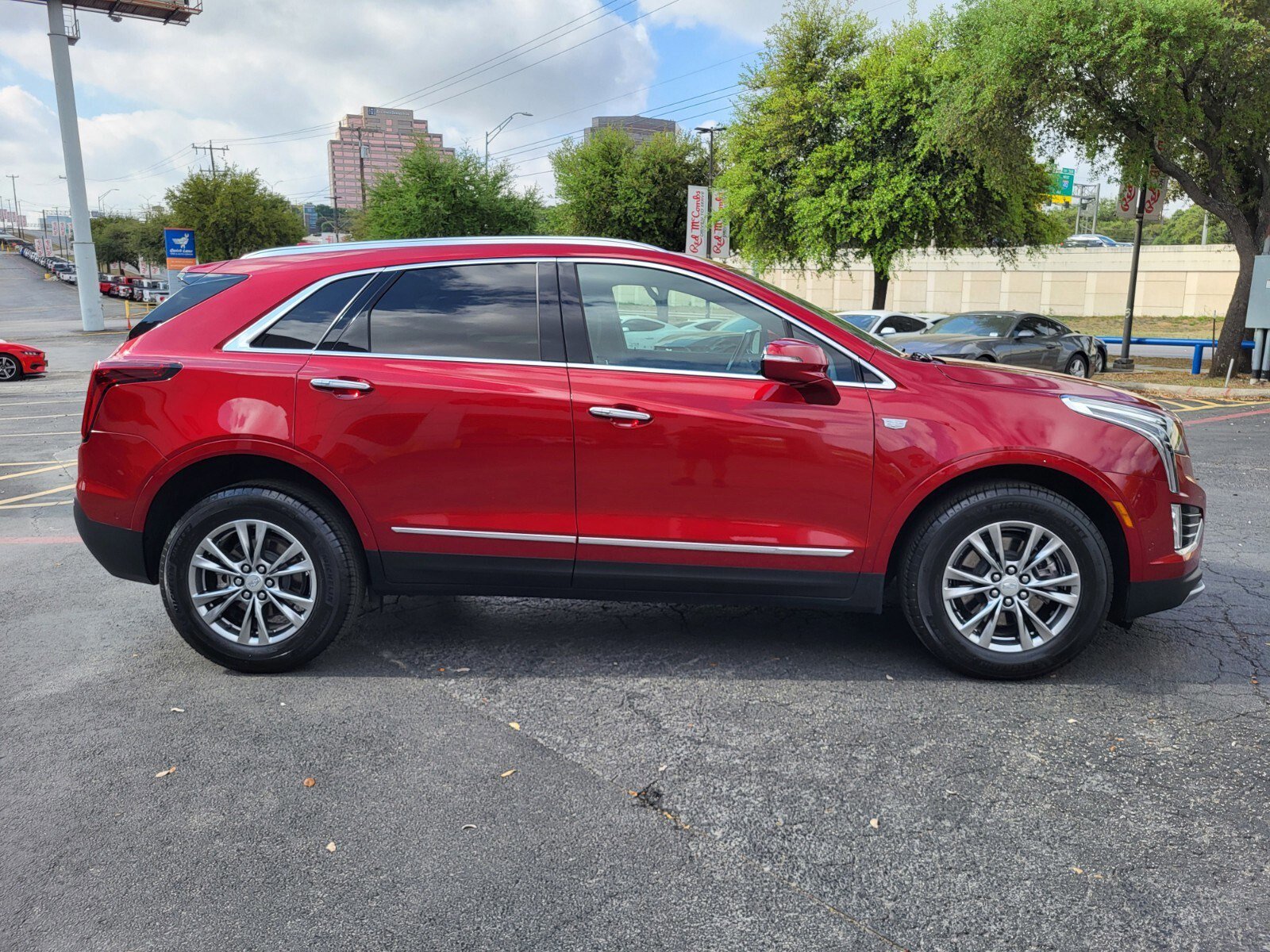 Used 2021 Cadillac XT5 Premium Luxury image 2