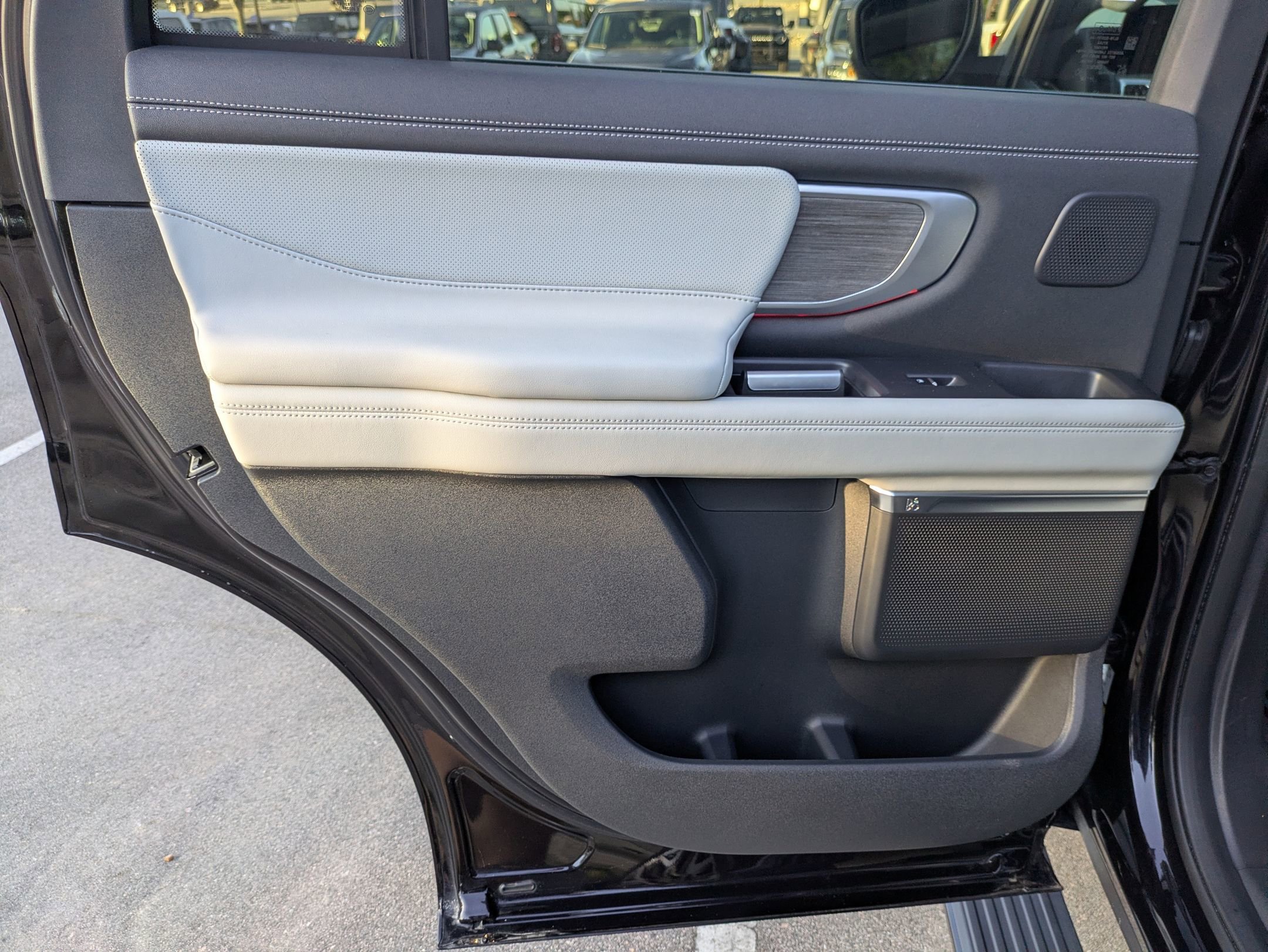 Certified 2025 Ford Expedition Platinum w/ Platinum Ultimate Package AWD/4WD image 29