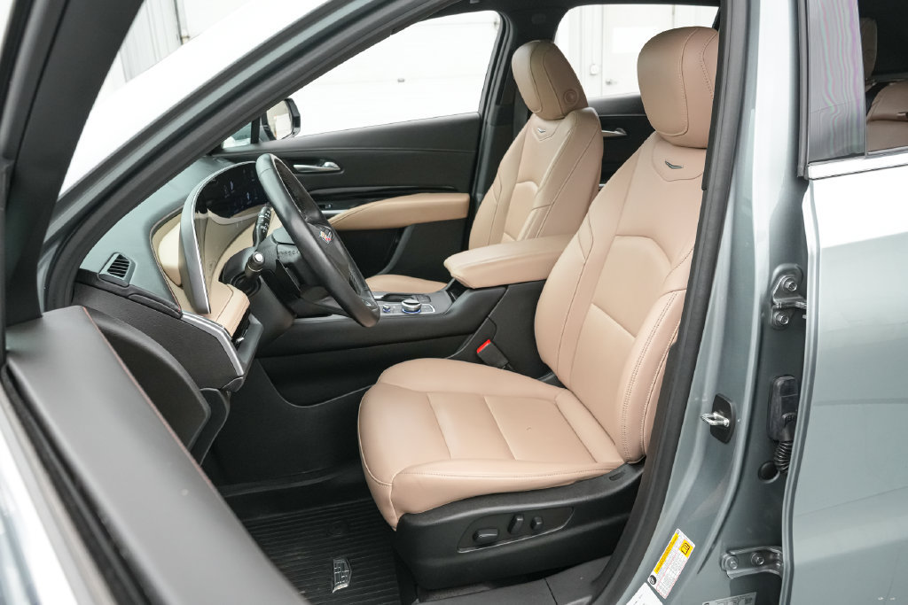 Used 2024 Cadillac XT4 Luxury w/ LPO, Floor Liner Package AWD/4WD image 11